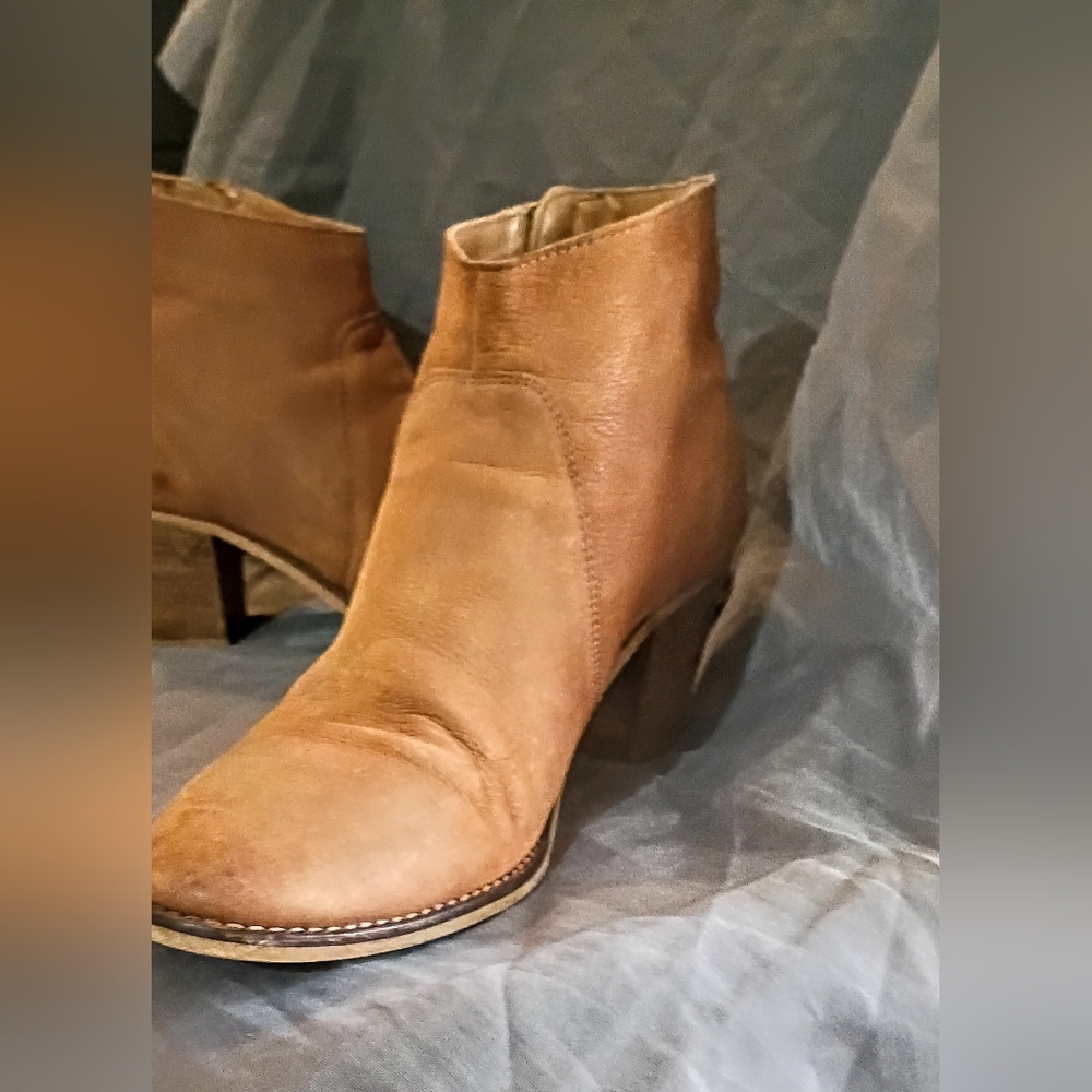 Urban Outfitters Women’s Brown Leather Ankle Boots Side Zipper Size 10